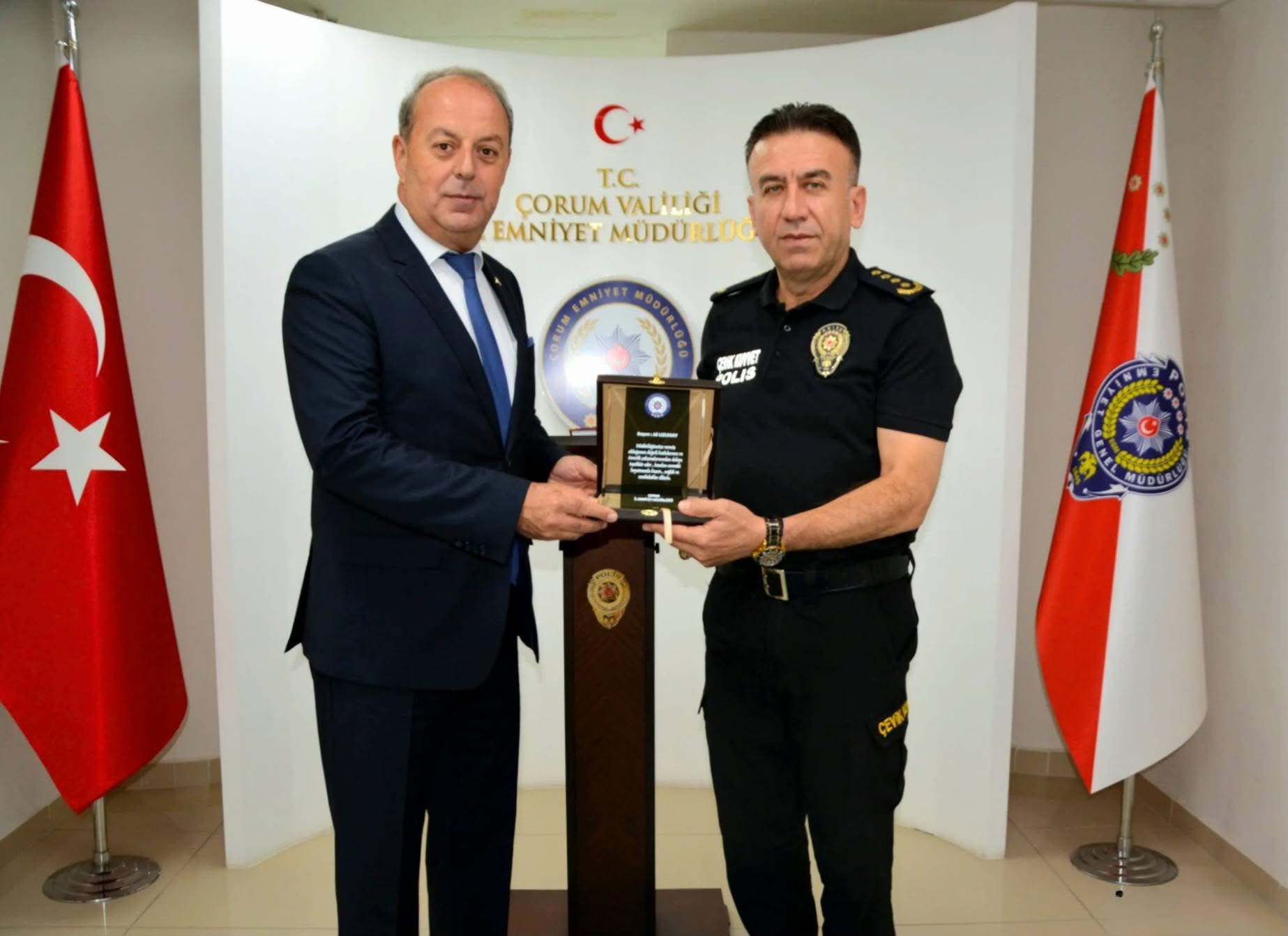 ALİ UZUNAY’A EMEKLİLİK PLAKETİ VE ONUR BELGESİ