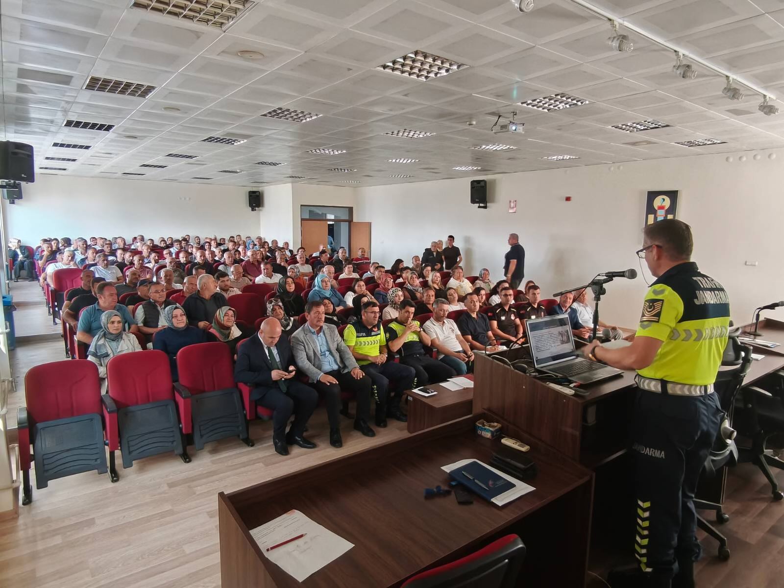 ÇORUM’DA OKUL SERVİS ŞOFÖRLERİ VE REHBER PERSONELE TRAFİK EĞİTİMİ
